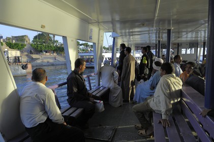 Egypte, Haute Egypte, vallée du Nil, Louxor, le Nil et la rive ouest, ferry reliant les deux rives du Nil