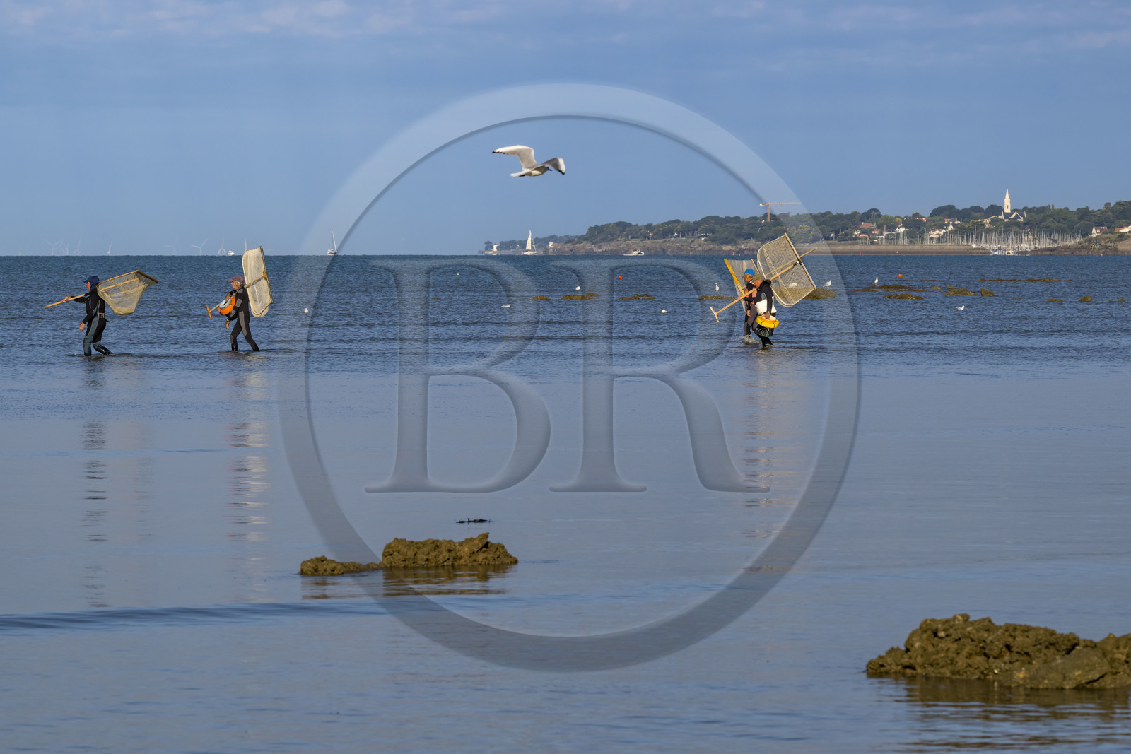 France, Loire-Atlantique (44), Baie de Bourgneuf, Pornic, cabanes de pêche traditionnelle au carrelet en bordure de la plage de Crêve-coeur à La Bernerie-en-Retz, pecheurs à pied de crevettes à l'épuisette