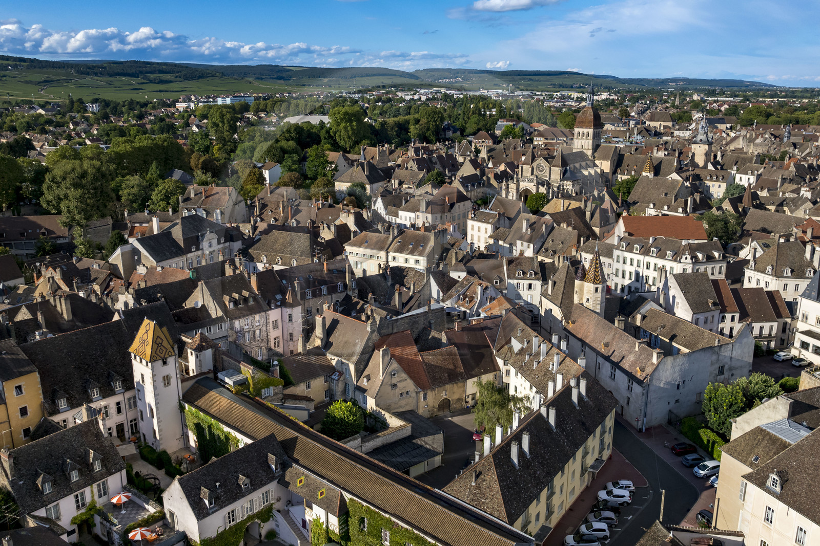 France, Côte-d'Or (21), les climats de Bourgogne classés Patrimoine Mondial de l'UNESCO, Beaune, hotels particuliers de la vieille ville, la basilique collégiale Notre-Dame de Beaune à droite et la Côte de Beaune à gauche en arrière plan (vue aérienne)