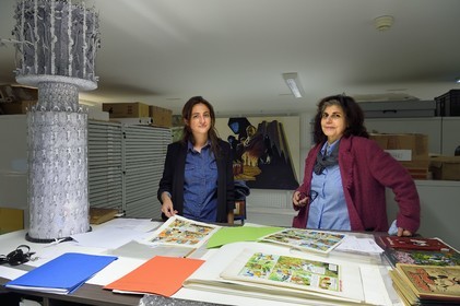 France, Charente (16), Angoulême, Cité internationale de la bande dessinée et de l’image (CIBDI), dans les réserves du musée de la BD, Elie E Silva directrice générale adjointe de la Cité à gauche et Anne Hélène Hoog directrice du musée à droite