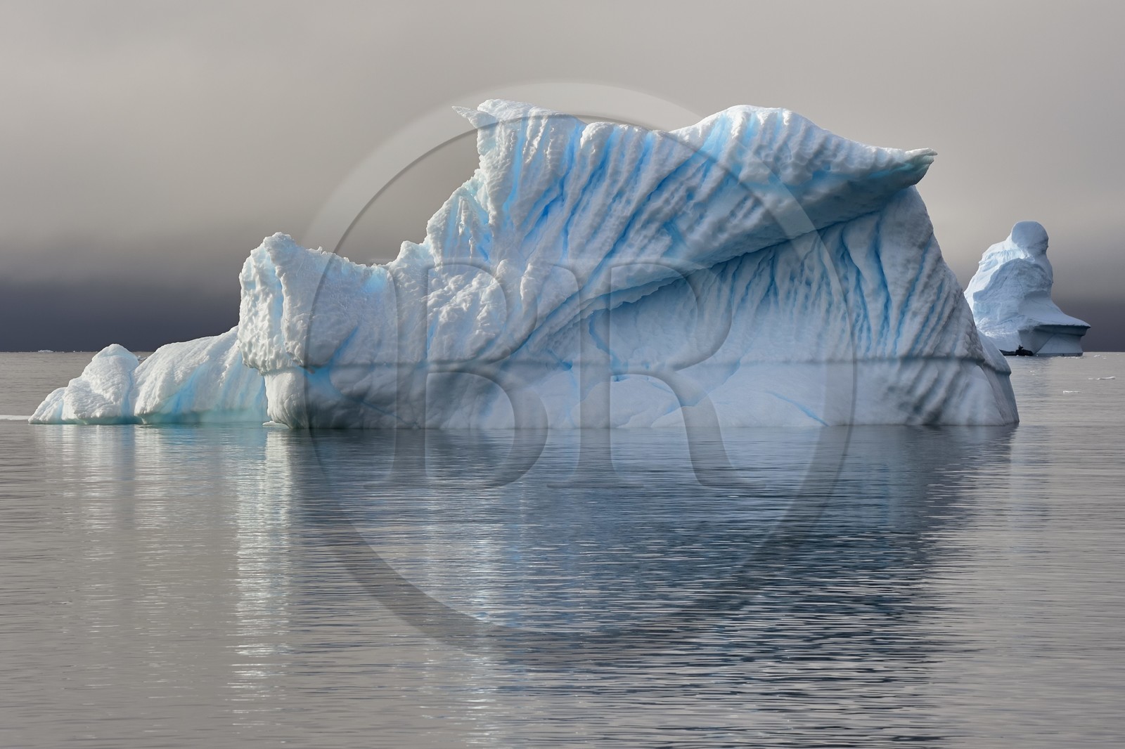 Groenland, cote ouest, Ile de Disko, baie du village de Qeqertarsuaq, icebergs dans la brume