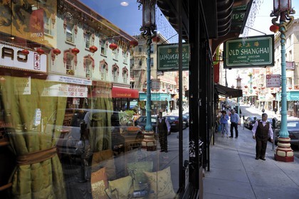 Etats-Unis, Californie, San Francisco, reflet de vitrine dans Grant avenue dans Chinatown