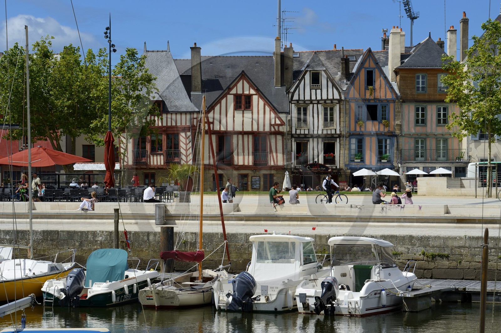 France, Morbihan (56), Golfe du Morbihan, Vannes, le quai Eric Tabarly sur la rive droite du port de plaisance, terrasse d'un bar restaurant et maisons à colombages France, Morbihan (56), Golfe du Morbihan, Vannes, le quai Eric Tabarly sur la rive droite du port de plaisance, terrasse d'un bar restaurant et maisons à colombages