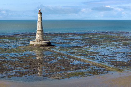 France, Gironde (33), le Verdon-sur-Mer, plateau rocheux de Cordouan à marée basse, phare de Cordouan, classé Patrimoine Mondial de l'UNESCO (vue aérienne)