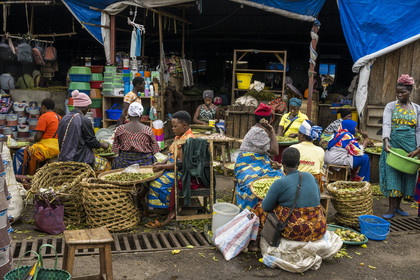 Rwanda, Province du Nord, Musanze (anciennement nommée Ruhengeri), le marché central, femmes écossant des petits pois