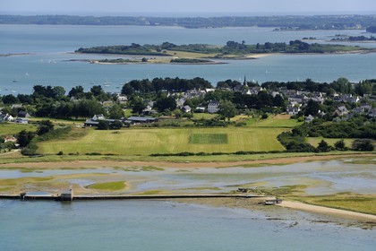 France, Morbihan (56), Golfe du Morbihan, Ile d'Arz, étang du Moulin, moulin à marée (vue aérienne)
