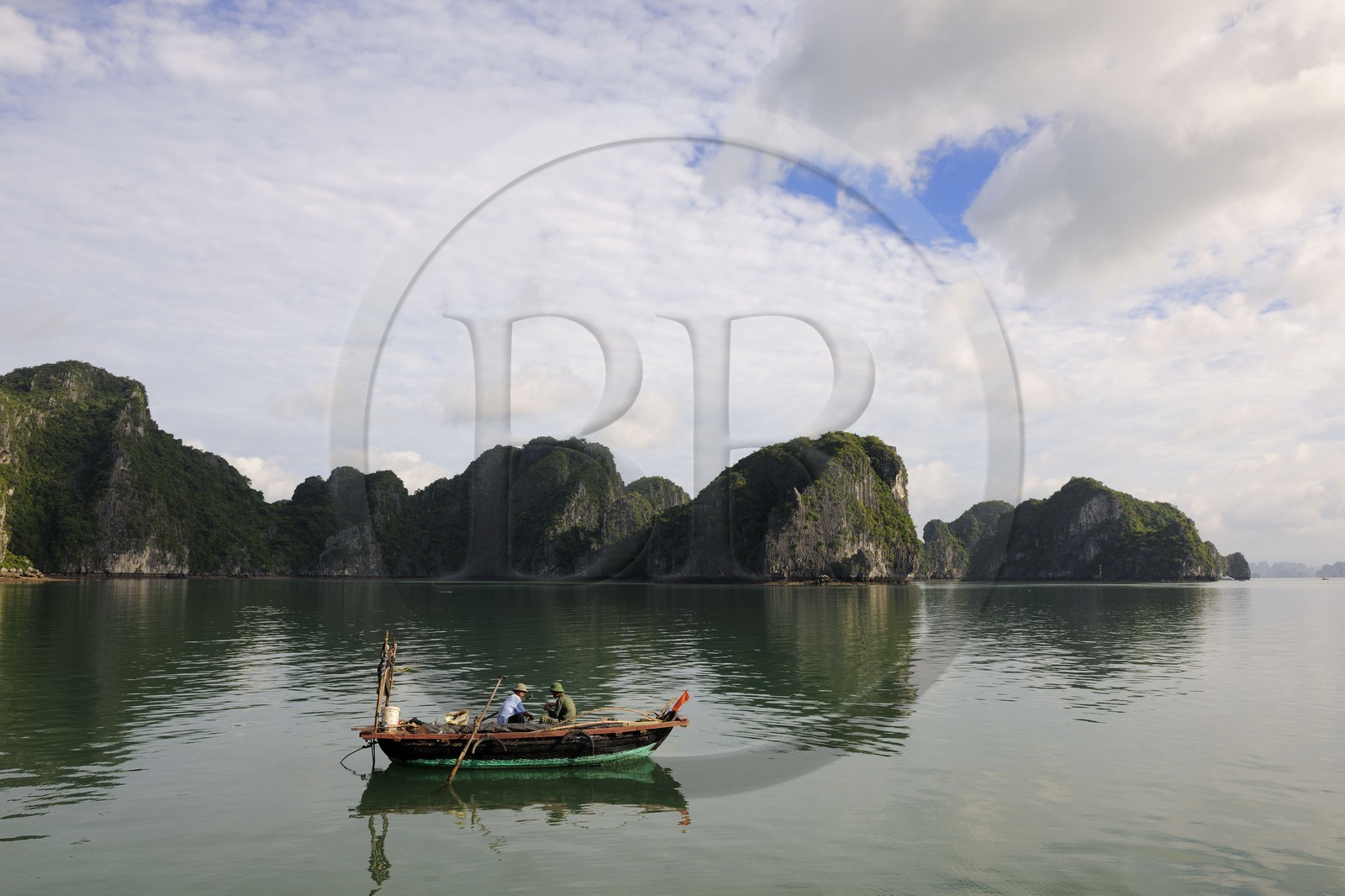 Vietnam, province de Quang Ninh, la Baie d'Halong classée Patrimoine Mondial de l'UNESCO, bateau de pêche entre les iles karstiques