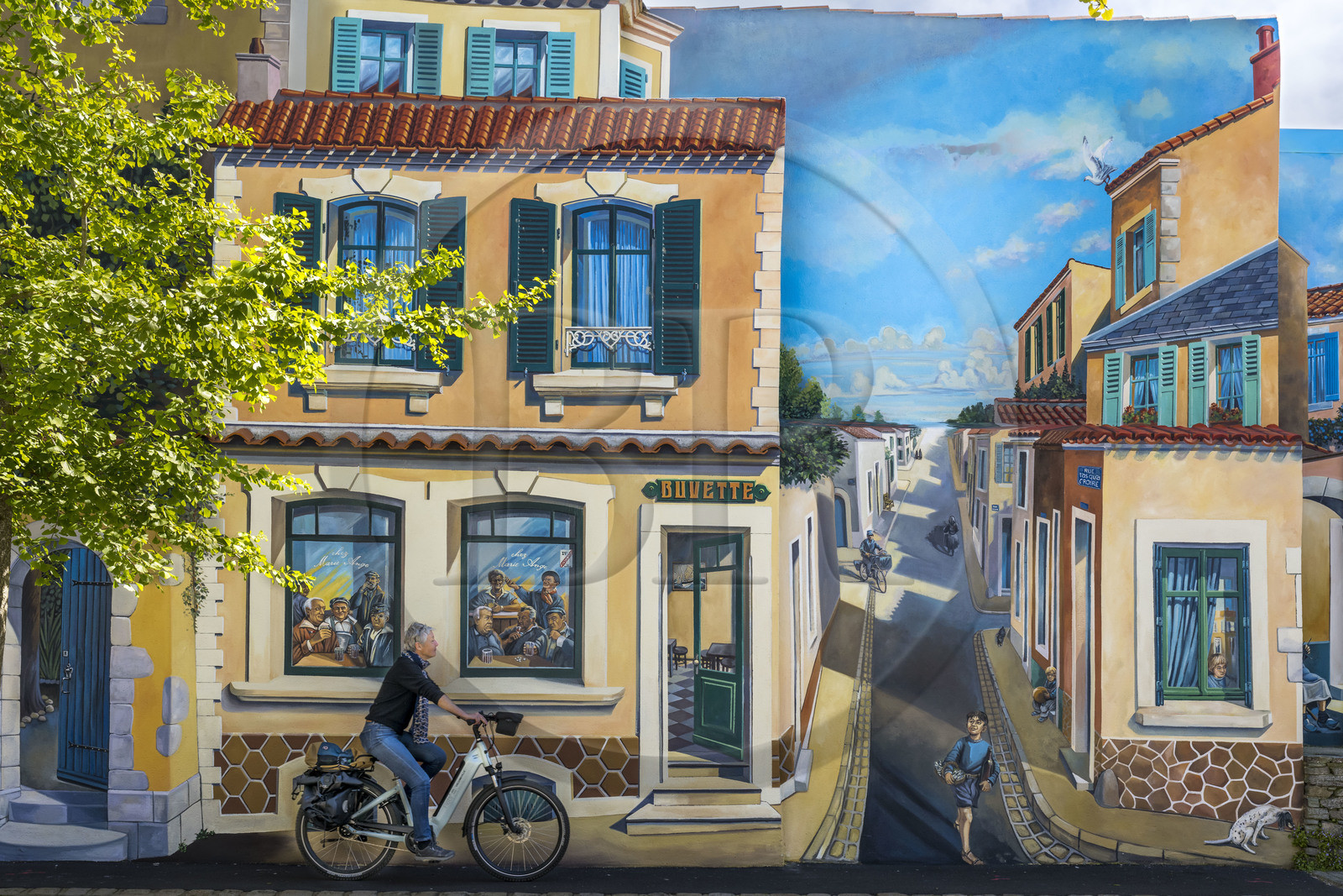 France, Vendée (85), Les-Sables-d'Olonne, quartier de La Chaume, fresque en trompe-l'oeil réalisée en 1997 place Sainte Anne par l'artiste Manfred Landreau