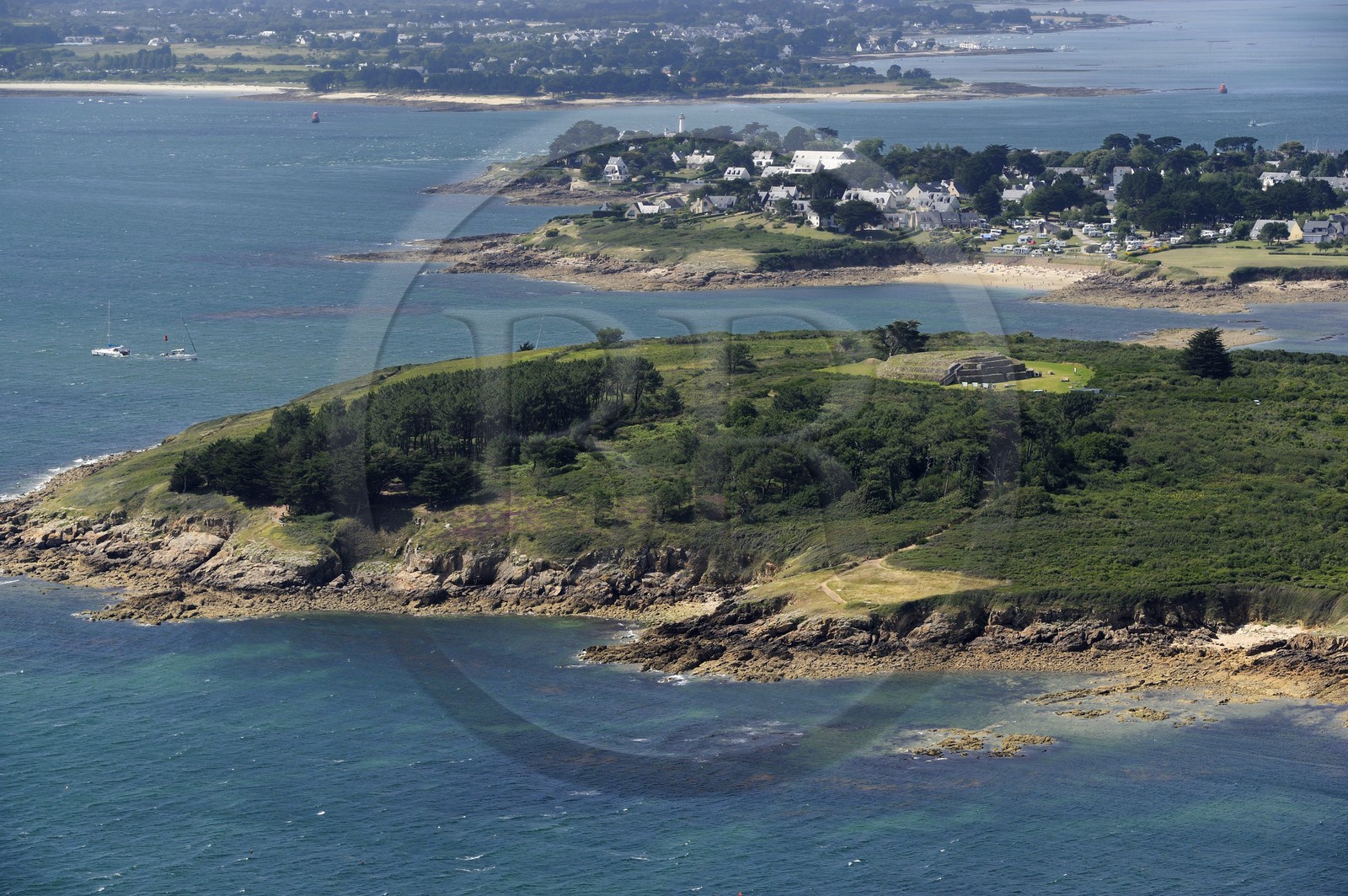 France, Morbihan (56), Golfe du Morbihan, Presqu'île de Rhuys, Arzon, le cairn du Petit-Mont (vue aérienne)
