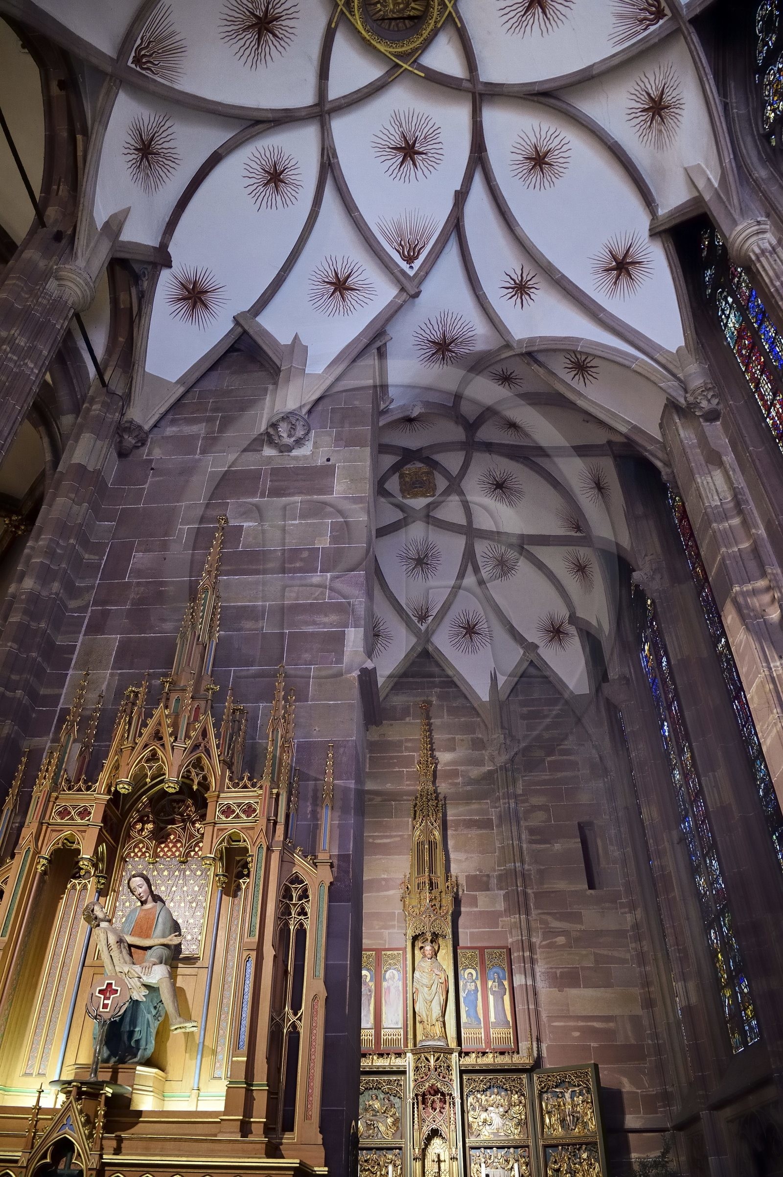 France, Bas-Rhin (67), Strasbourg, vieille ville classée au Patrimoine Mondial de l'UNESCO, la cathédrale Notre-Dame, voutes étoilées de la chapelle Sainte-Catherine (XIVème siècle)
