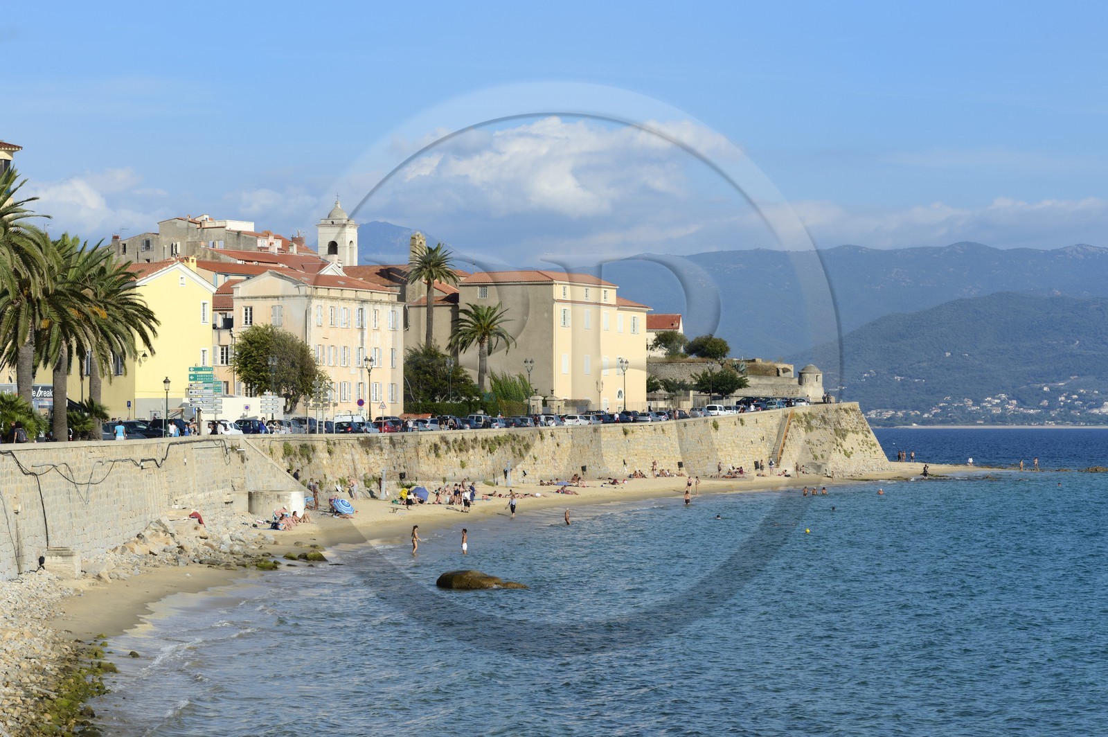 France, Corse-du-Sud (2A), Ajaccio, la plage de la vieille ville au pied de la Citadelle