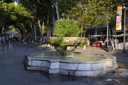 France, Bouches-du-Rhône (13), Aix-en-Provence, fontaine sur le Cours Mirabeau