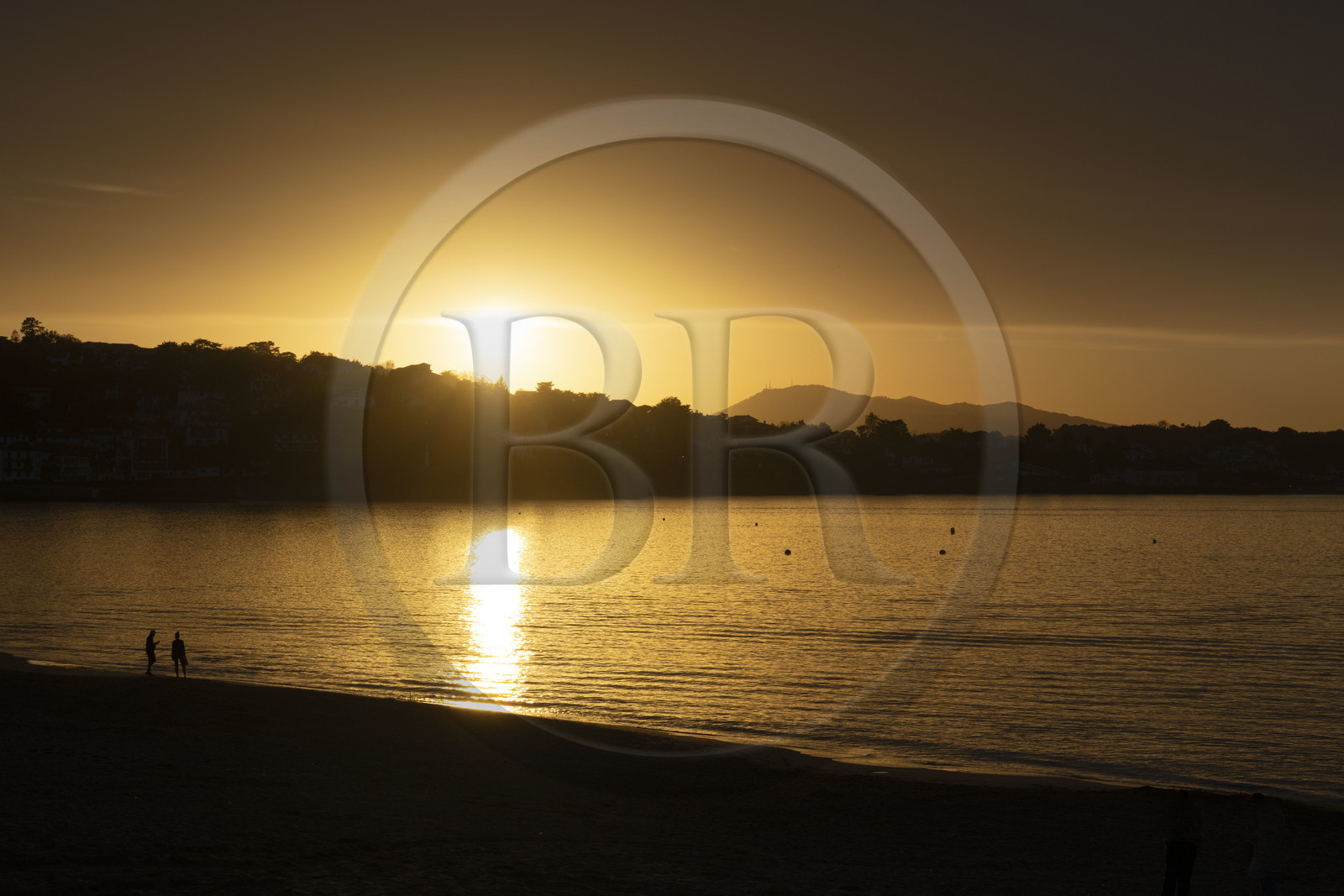 France, Pyrénées-Atlantiques (64), Pays-Basque, Saint-Jean-de-Luz, promeneurs sur la Grande Plage et la côte de Ciboure dans la baie en arrière plan