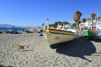 Espagne, Andalousie, Malaga, quartier des pêcheurs de Pedregalejo, barques de pêcheurs sur la plage