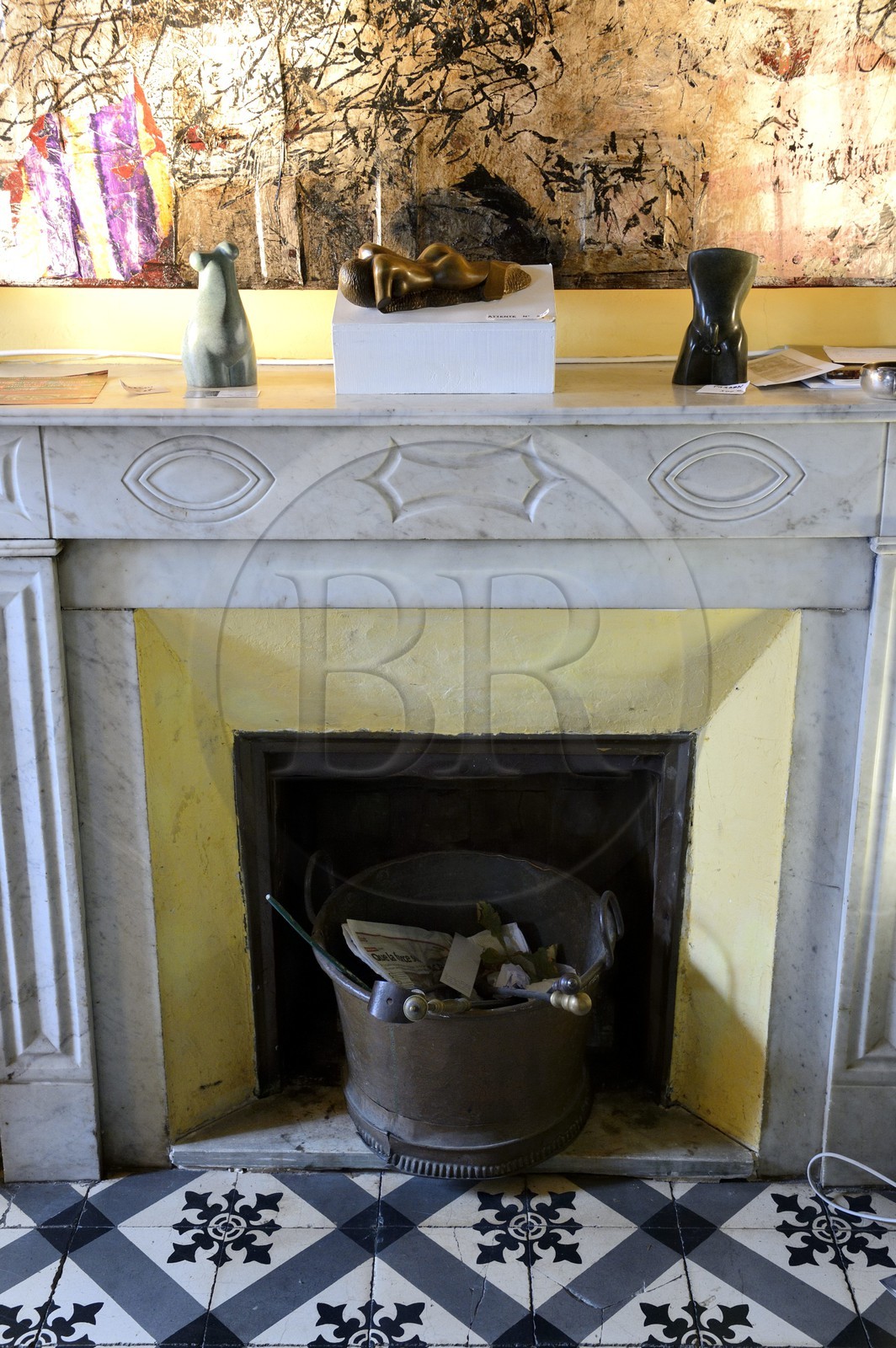 France, Haute-Corse (2B), Cap Corse, Sisco, le palais Gaspari-Ramelli (Palazzi ou Maison d'Americain de 1850) construit par le le docteur Santos (Toussaint) Gaspari qui fut gouverneur au Vénézuela, cheminée avec symbole maçonnique