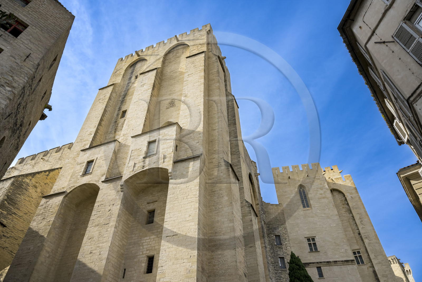 France, Vaucluse (84), Avignon, Palais des Papes classé Patrimoine mondial de l'UNESCO, tour Saint-Laurent située à l'angle de la place de la Mirande et de la rue Peyrolerie au sud-est du palais