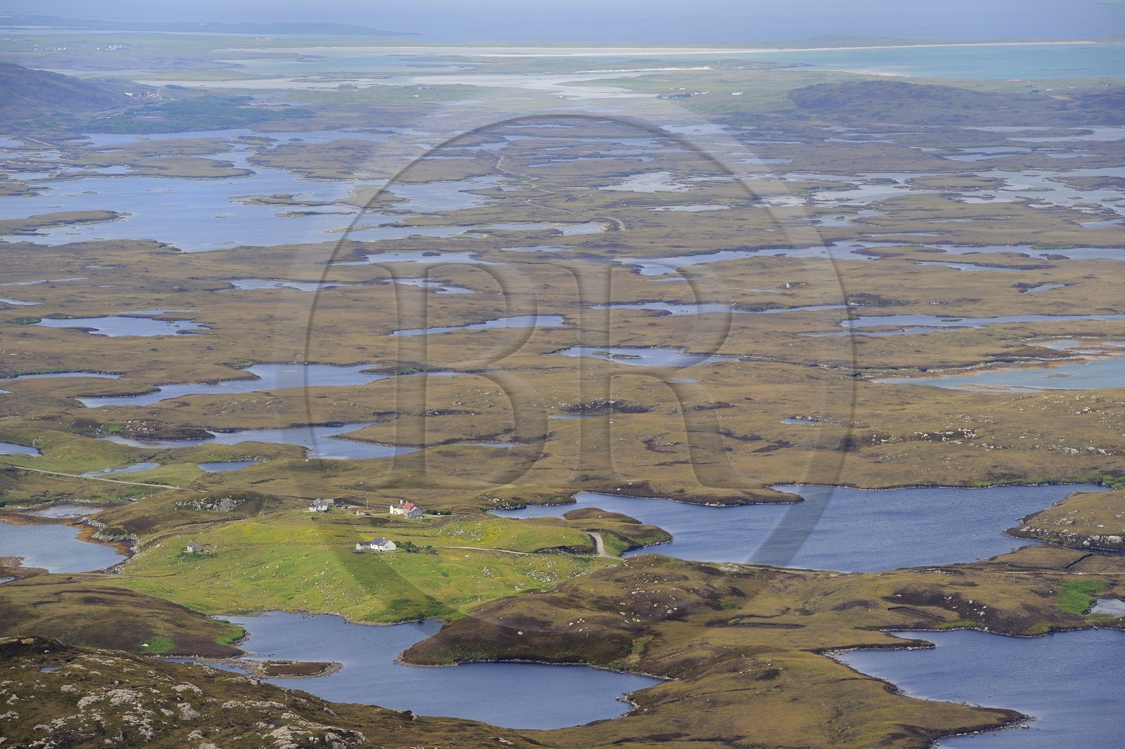 Royaume-Uni, Ecosse, Hébrides extérieures, Ile de North Uist recouvert d'une mosaïque de tourbières, basses collines et lochs (vue aérienne)