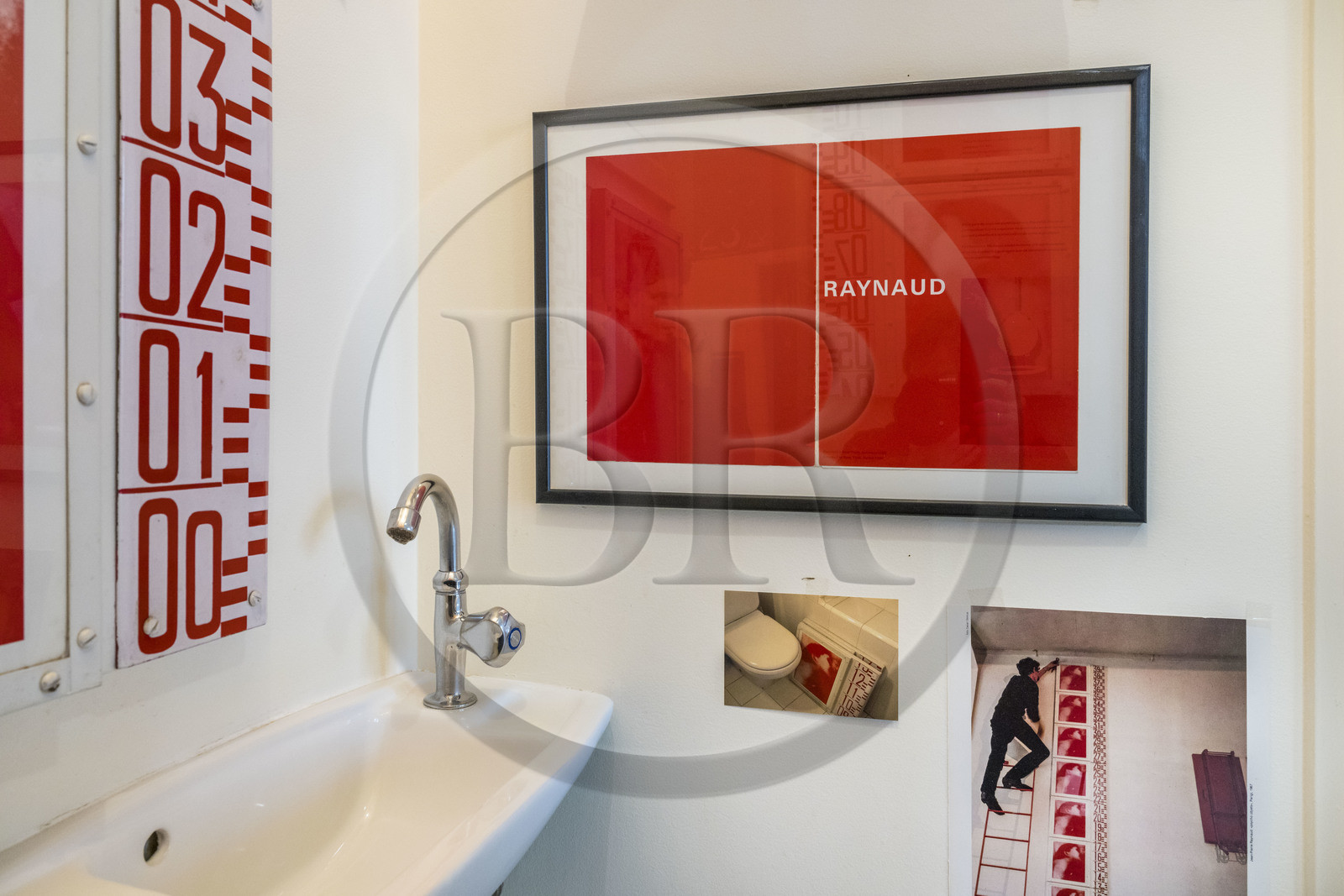 France, Paris (75), l'artiste plasticien Jean-Pierre Raynaud dans son appartement atelier, à l'intérieur des wc, un des lieux refuges des plus intimes de l'artiste où il peut être proche de certaines de ses œuvres historiques qui lui sont chers