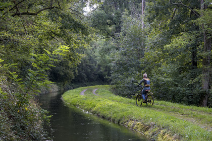 France, Nièvre (58), Parc naturel régional du Morvan, Montigny-en-Morvan en aval du lac de Pannecière, cycliste sur le chemin bordant la Rigole d’Yonne qui puise les eaux de l'Yonne au lac de Pannecière et alimente le canal du Nivernais