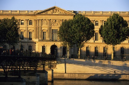 France, Paris (75), les rives de la Seine, classées Patrimoine Mondial de l'UNESCO, Le Louvre et le pont des Arts