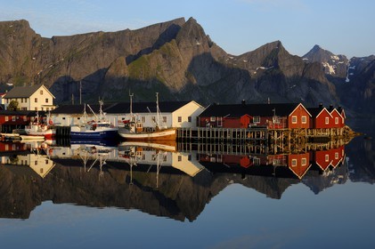 Norvège, Nordland, Iles Lofoten, Ile de Moskenes, port de pêche de Hamnoy près de Reine au soleil de minuit