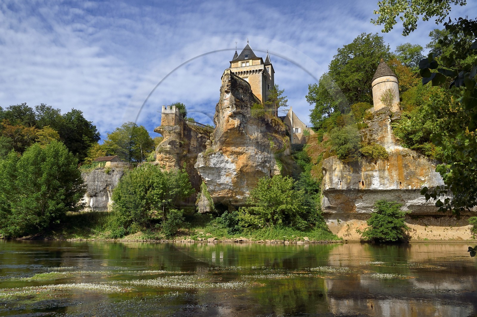 France, Dordogne (24), Périgord Noir, Thonac, le chateau de Belcayre sur son éperon rocheux au bord de la Vézère