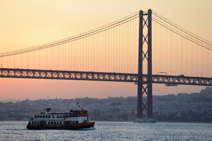 Portugal, Lisbonne, le pont du 25 de Abril sur le Tage