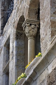France, Hérault (34), village médiéval de Saint-Guilhem-le-Désert, labellisé Les Plus Beaux Villages de France, colonne sculptées rue du Four