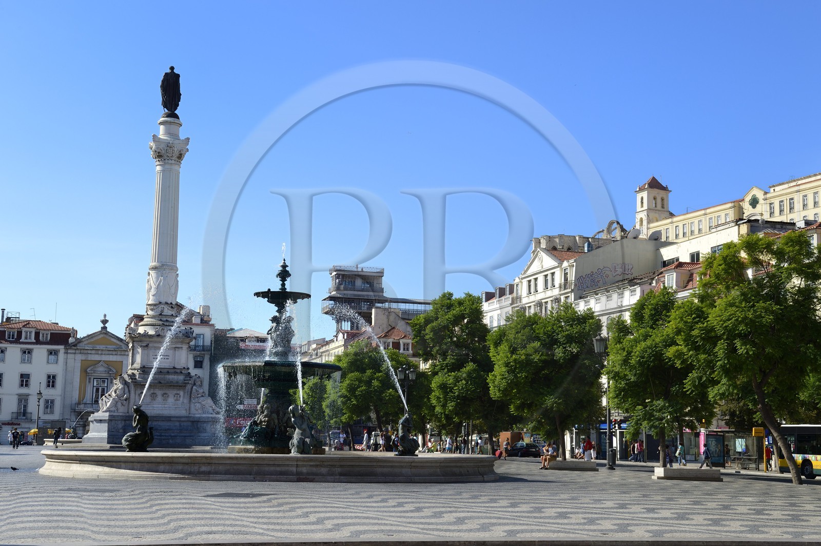 Portugal, Lisbonne, quartier de Baixa pombalin, place Dom Pedro IV (Rossio), fontaine baroque et monument à Dom Pedro IV, elevador (ascenseur) de Santa Justa en arrière plan