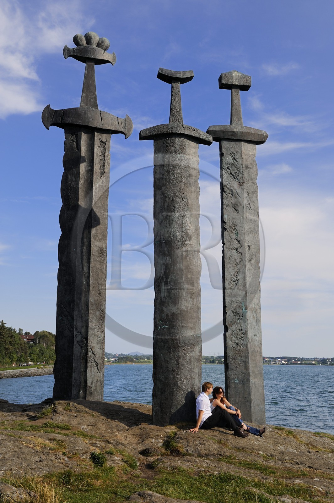 Norvège, Rogaland, Stavanger, les épées monumentales de Fritz Roed (1983) en souvenir de la bataille de Hafsfjord en 872