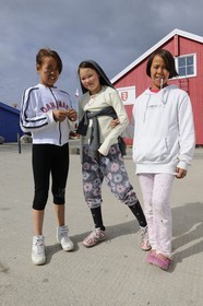 Groenland, ville de Nanortalik au sud du pays, jeunes filles Inuit