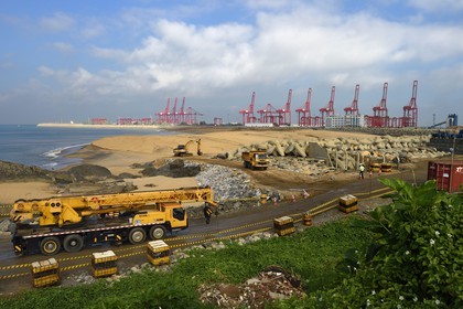 Sri Lanka, province de l'ouest, district de Colombo, Colombo, chantier du nouveau quartier du port et le port de commerce en arrière plan