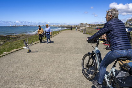 France, Vendée (85), Les-Sables-d'Olonne, le front de mer et grande plage de Tanchet, cycliste sur la piste de la véloroute Vendée Vélo Tour et Vélodyssée