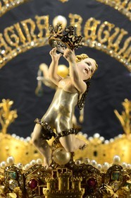 Espagne, Andalousie, Séville, la cathédrale, classé Patrimoine Mondial de l'UNESCO, une des plus grande perle naturelle au monde sur la couronne de la Virgin de los Reyes par Manuel de la Torre (1904)