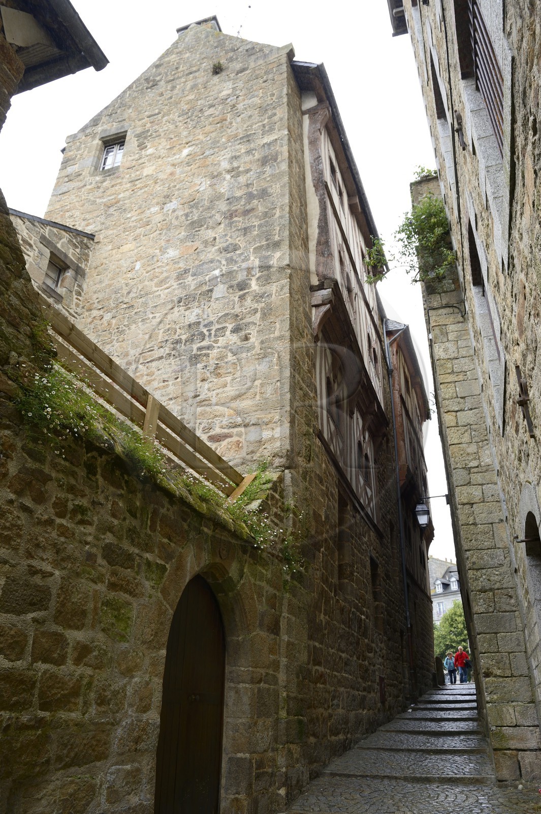 France, Côtes-d'Armor (22), Guingamp, arrière de la pâtisserie Pasquiet, une des maisons à colombage de la Place du Centre