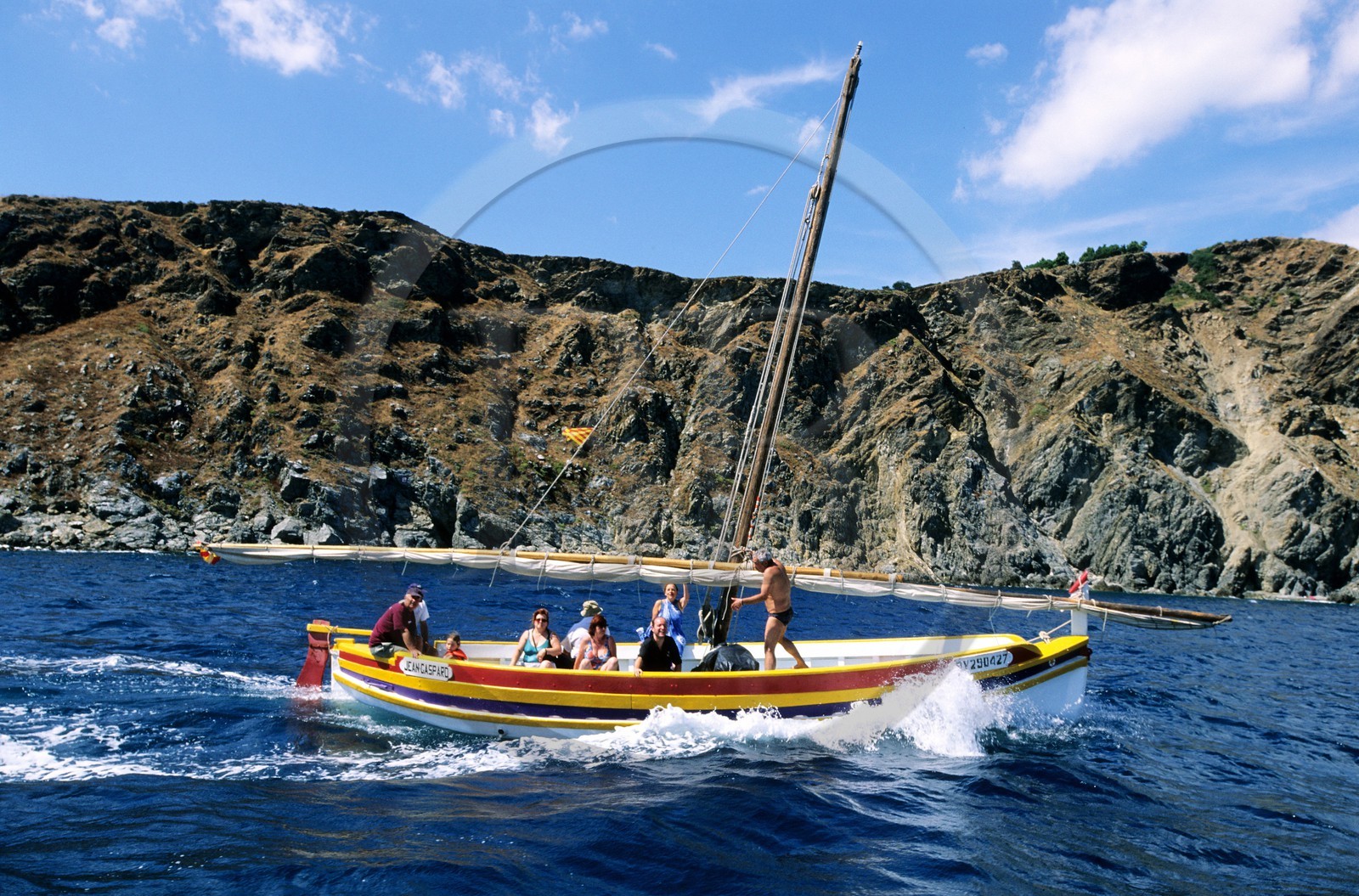 France, Pyrénées-Orientales (66), le côte Vermeille vers Banyuls-sur-Mer, une barque traditionnelle catalane France, Pyrénées-Orientales (66), le côte Vermeille vers Banyuls-sur-Mer, une barque traditionnelle catalane