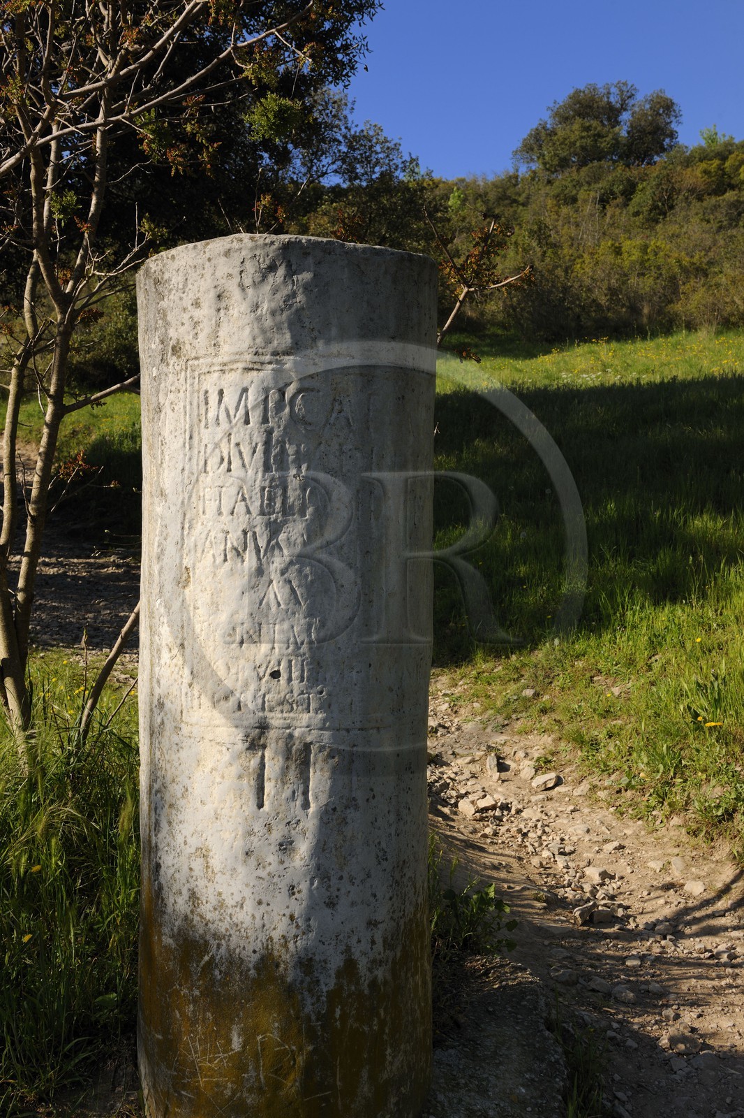 France, Hérault (34), près de Lunel, Oppidum d'Ambrussum ancien oppidum gaulois situé sur la Voie Domitienne (Via Domitia), borne milliaire romaine France, Hérault (34), près de Lunel, Oppidum d'Ambrussum ancien oppidum gaulois situé sur la Voie Domitienne (Via Domitia), borne milliaire romaine