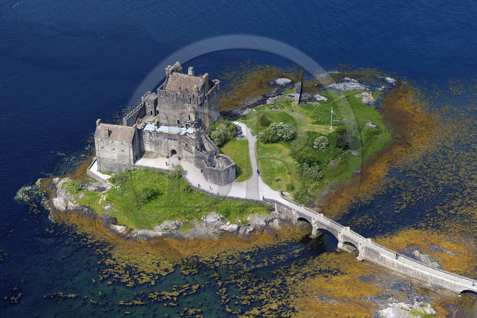 Royaume-Uni, Ecosse, Highland, Dornie, Eilean Donan castle à l'entrée du Loch Duich (vue aérienne)