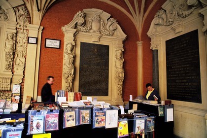 France, Nord, Lille, Grand Place, la Vieille Bourse 1653, second hand booksellers in the inner court