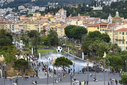 France, Alpes-Maritimes (06), Nice,  la Promenade du Paillon, le miroir d'eau de 3000 m2 et les jets d'eau de la place Massena