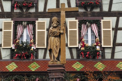 France, Haut Rhin (68), Kaysersberg a Noel, haut de la fontaine devant l'Eglise Sainte-Croix et maison a colombage
