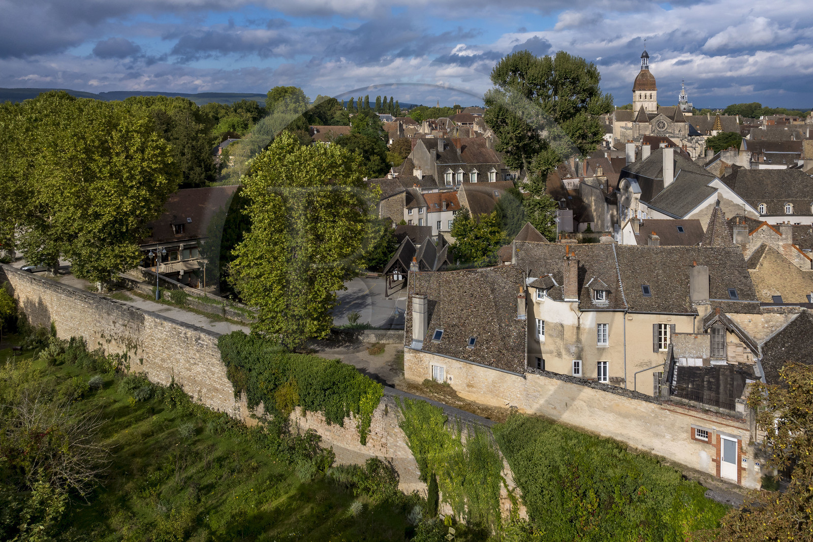 France, Côte-d'Or (21), les climats de Bourgogne classés Patrimoine Mondial de l'UNESCO, Beaune, le rempart des Dames à l'ouest de la vieille ville et la basilique collégiale Notre-Dame de Beaune en arrière plan (vue aérienne)