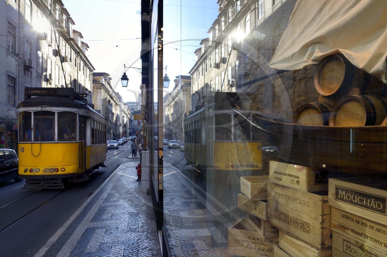 Portugal, Lisbonne, quartier de Baixa pombalin, tramway dans la rua da Conceicao devant une vitrine d'un magasin de porto