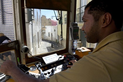 Portugal, Lisbonne, quartier de l'Alfama, tramway (electricos) de la ligne 28 dans la descente de la rue Escolas Gerais