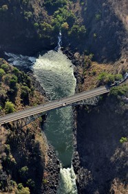 Zimbabwe, province de Matabeleland septentrional, fleuve Zambèze, les Chutes Victoria, classées Patrimoine Mondial de l'UNESCO, pont qui marque la frontière entre le Zimbabwe et la Zambie (vue aérienne)