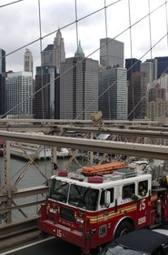 Etats-Unis, New York, Manhattan, camion de pompier sur le Pont de Brooklyn et le sud de Manhattan