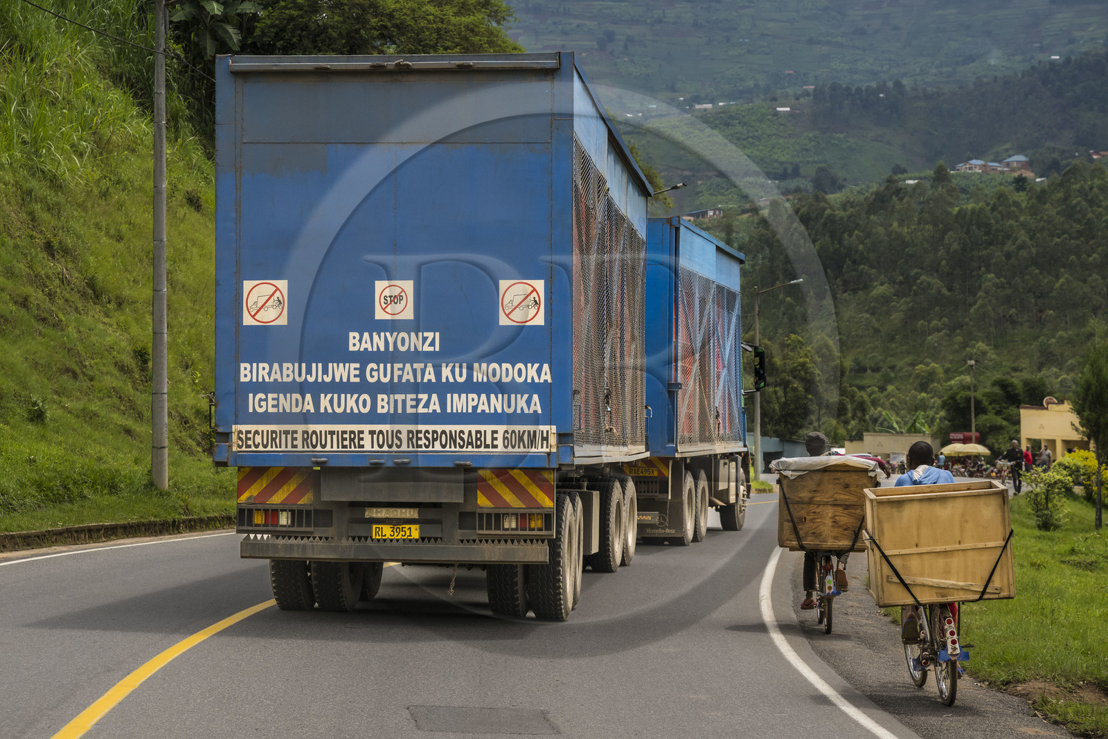 Rwanda, Province du Nord, camion et vélos de transport sur la Route Nationale 4 entre Kigali et Ruhengori