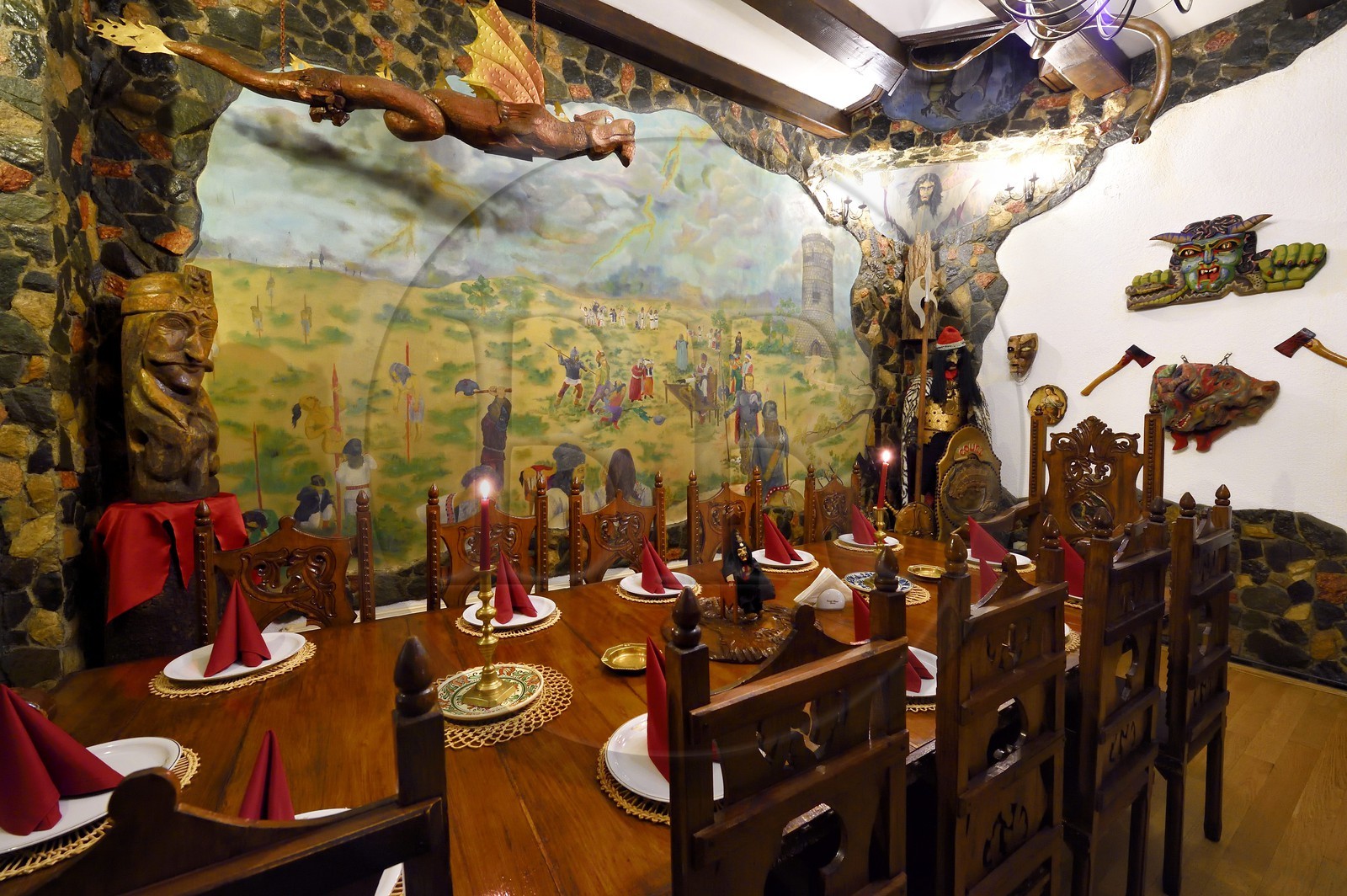 Roumanie, Transylvanie, région de Cluj, Turda, hotel Hunter Prince Castle et Dracula hotel, salle de restaurant entièrement décorée sur le thême de Dracula