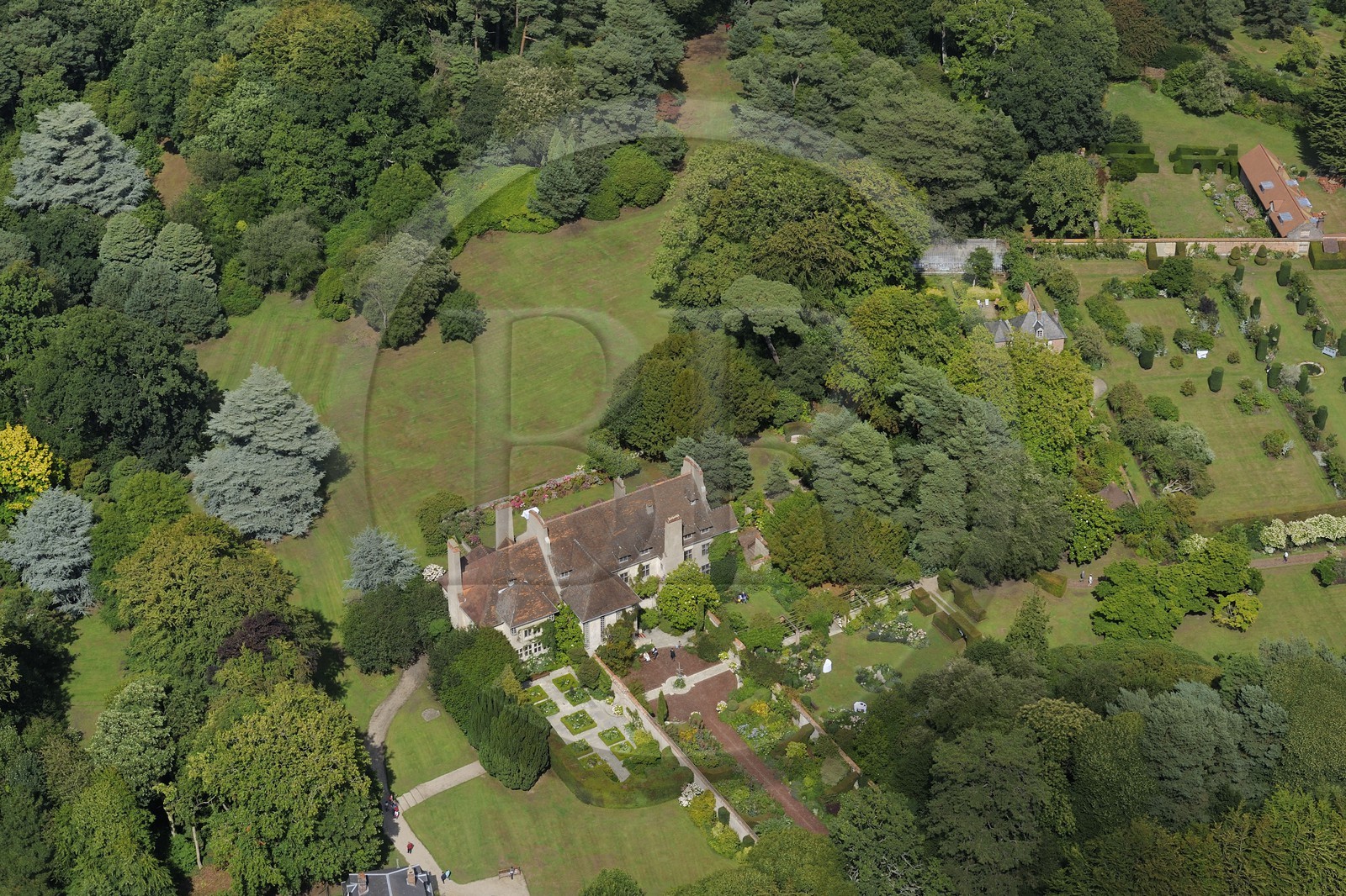 France, Seine-Maritime (76), Varengeville-sur-Mer, manoir du domaine Le Bois des Moutiers (vue aérienne)