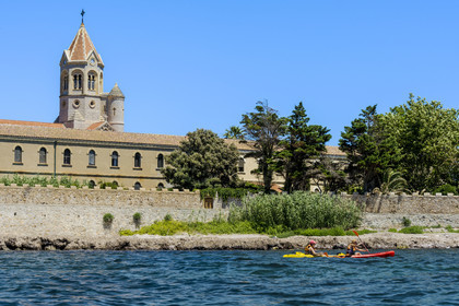France, Alpes-Maritimes, Cannes, kayaking in the Lerins Islands, tour of the Saint-Honorat island from the south, the church of the Abbey of Lerins in the background